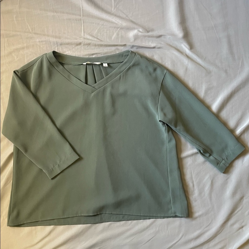 UNIQLO flowy blouse